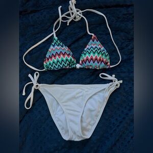 Cute flower detail bathing suit set.